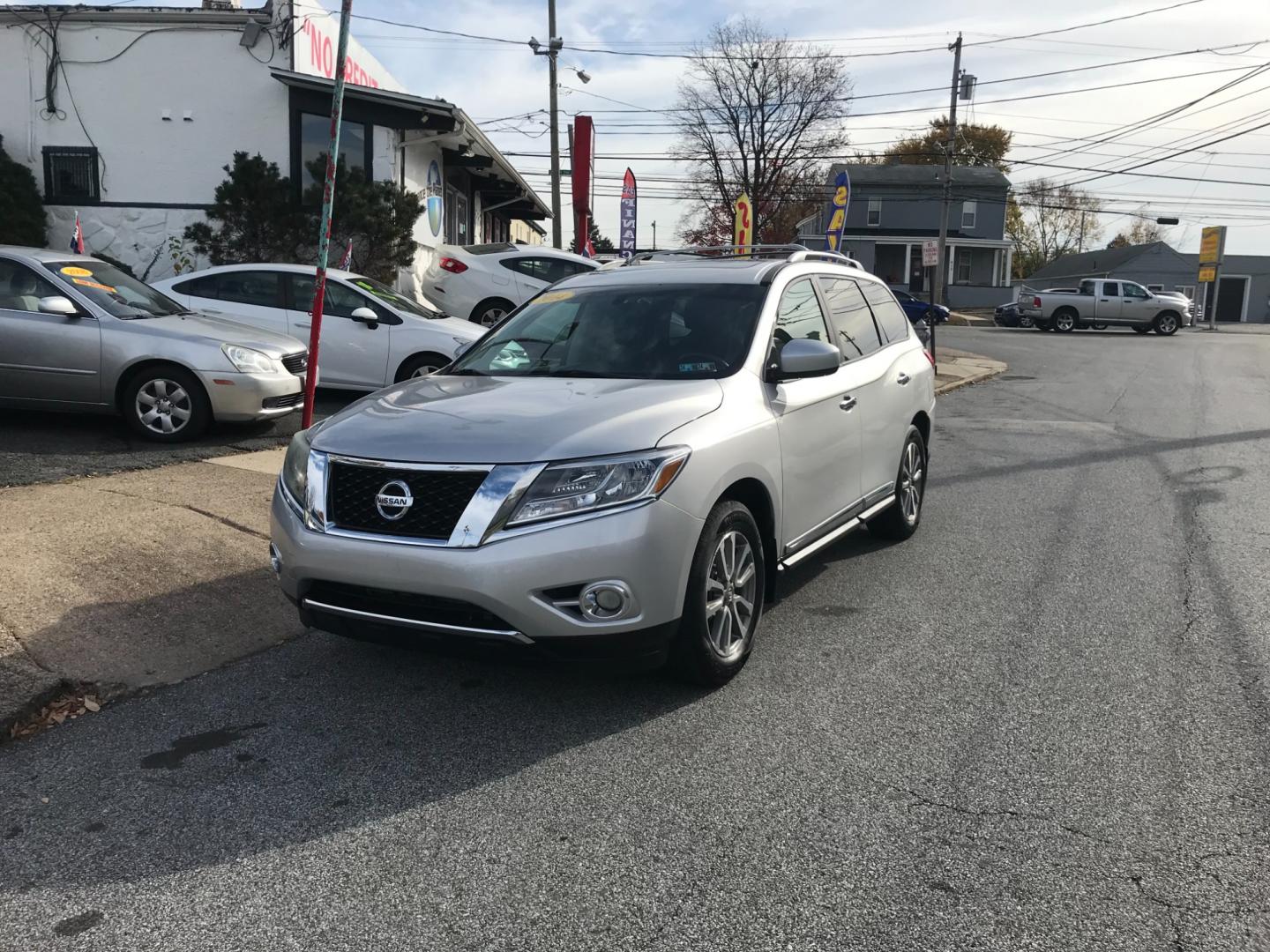 2014 Silver /Black Nissan Pathfinder S (5N1AR2MM6EC) with an 3.5 V6 engine, Automatic transmission, located at 577 Chester Pike, Prospect Park, PA, 19076, (610) 237-1015, 39.886154, -75.302338 - Photo#2